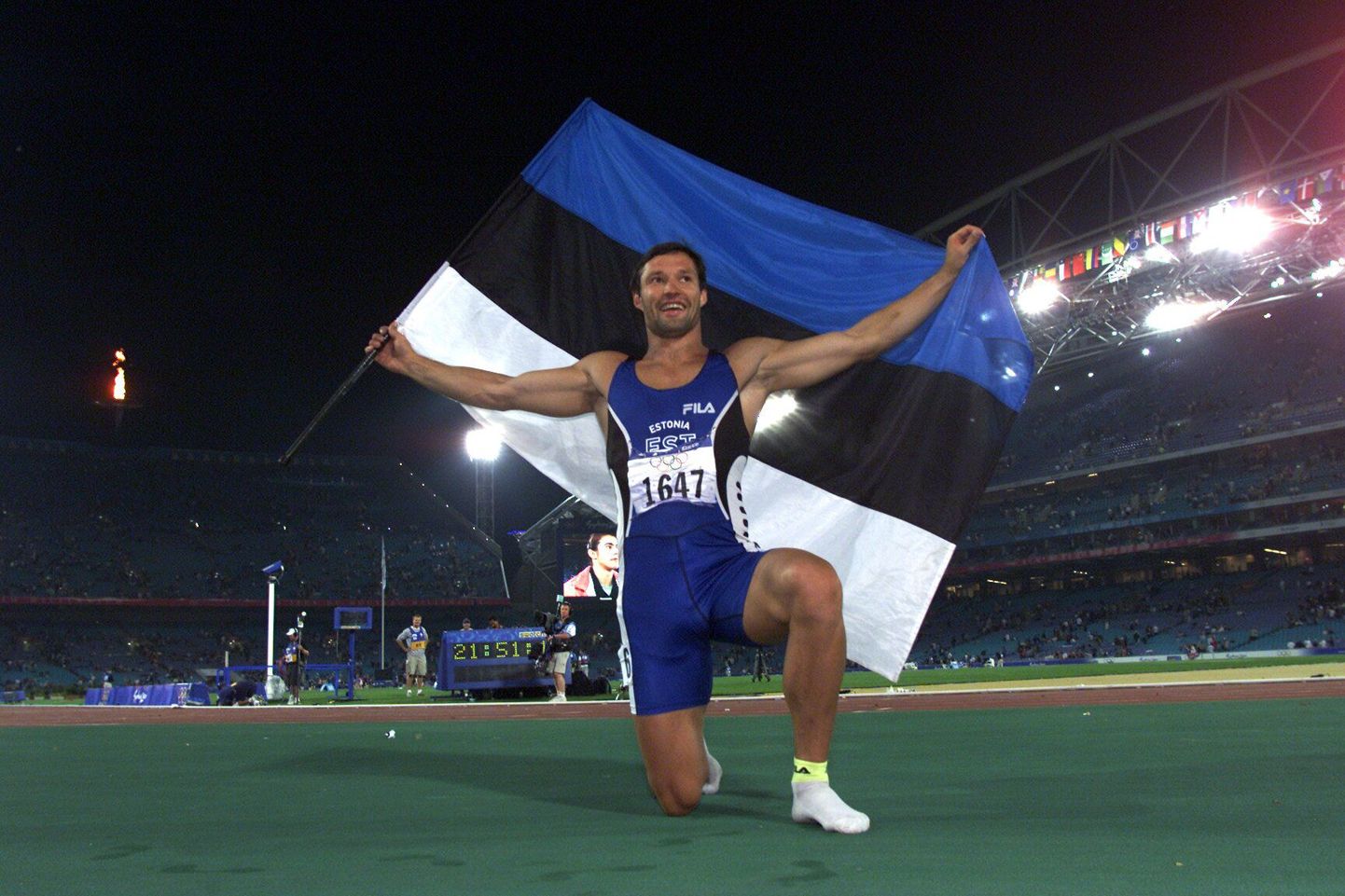 Erki Nool Sydney olümpiavõitjana poseerimas.