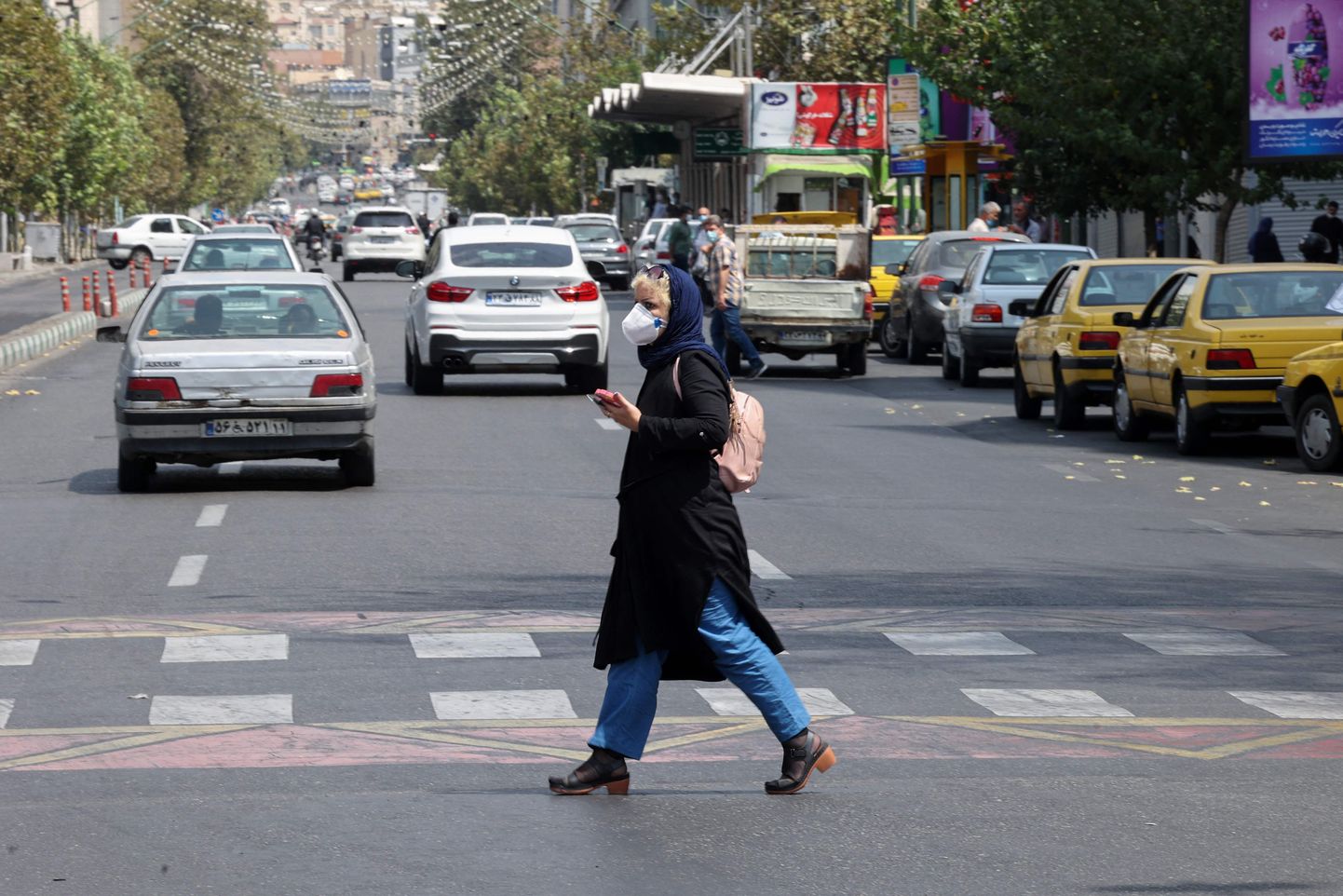Iraan on viiruse leviku ohjeldamiseks karmistatud piiranguid, sulgedes vähemolulised ettevõtted ja kehtestades provintsidevahelise autosõidu keeldu, mis kestab kuni 27. augustini.