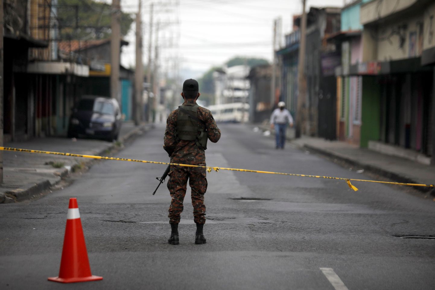 Sõdur valvamas El Salvadori pealinna San Salvadori tänaval
