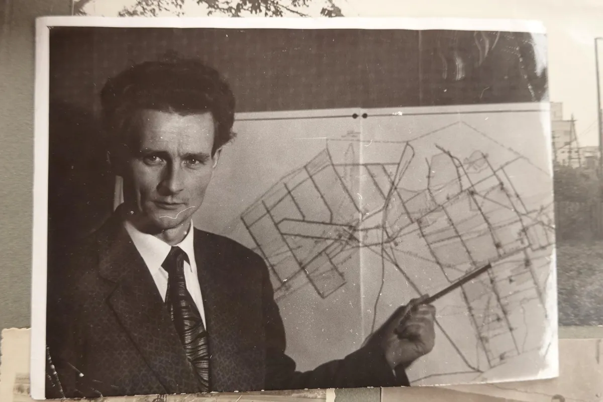 1985. aasta, Tammiku kaevanduse käikude plaani näitamas peaenergeetik Küttis ise.