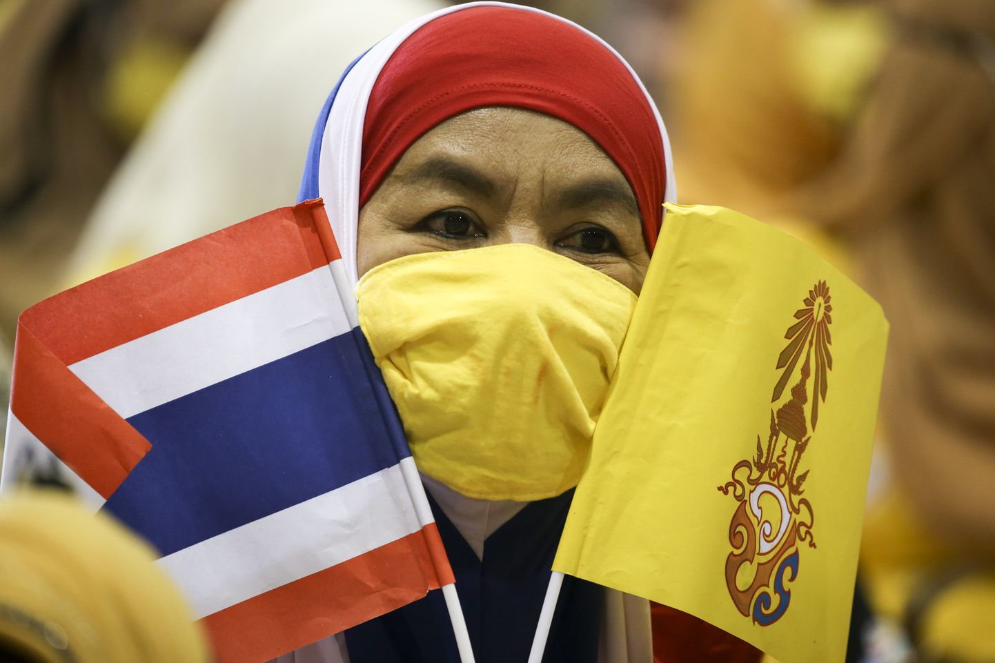 Moslemist Tai kuningakoja toetaja monarhiameelsete protestiaktsioonil Bangkok 10. november 2020.