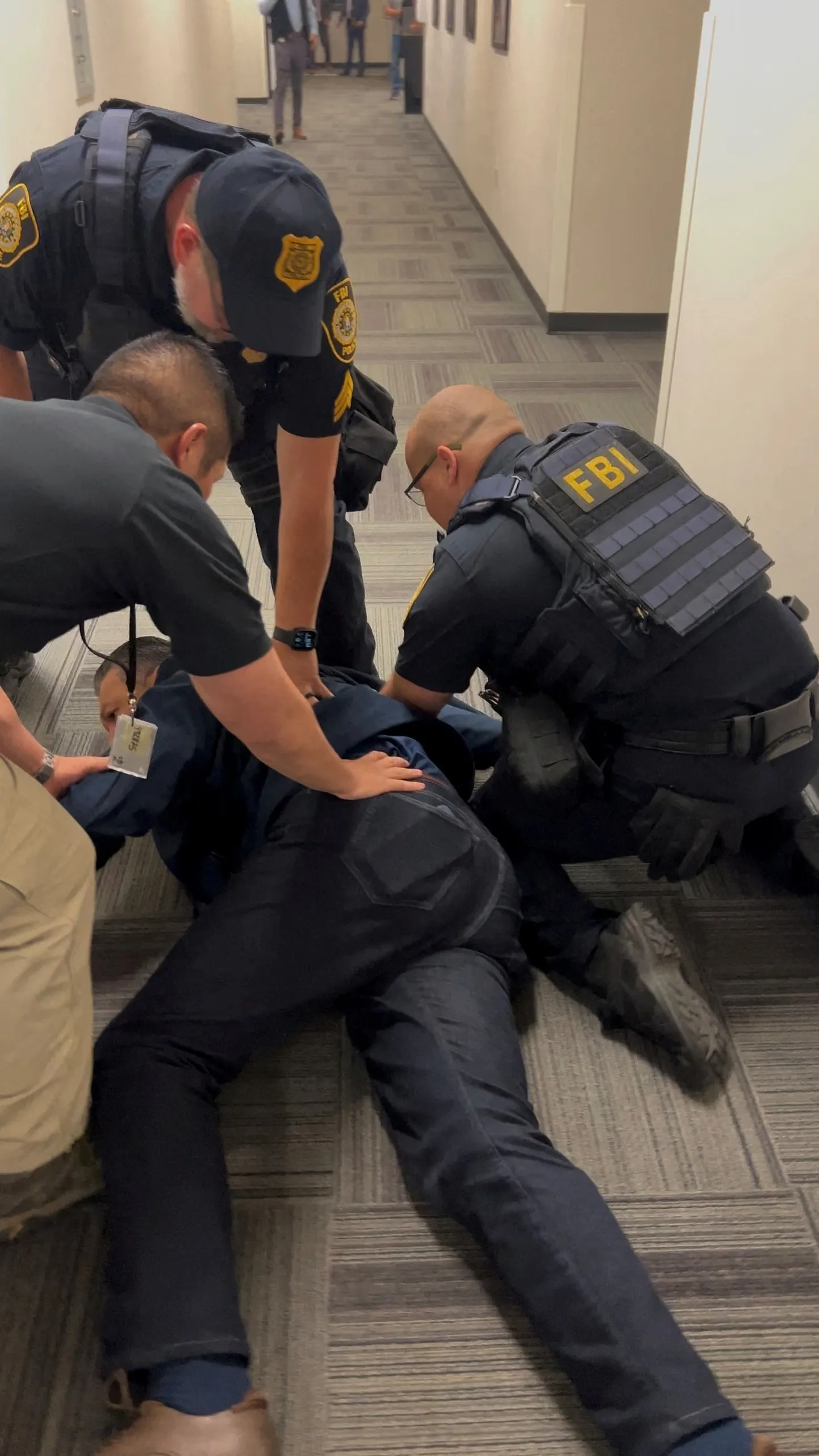 Politsei ja FBi võttis 12. juunil 2025 Los Angeleses kinni USA California senaatori Alex Padilla, kes üritas pressikonverentsil sisejulgeolekuministrile Kristi Noemile esitada küsimusi mingantide haarangute kohta.