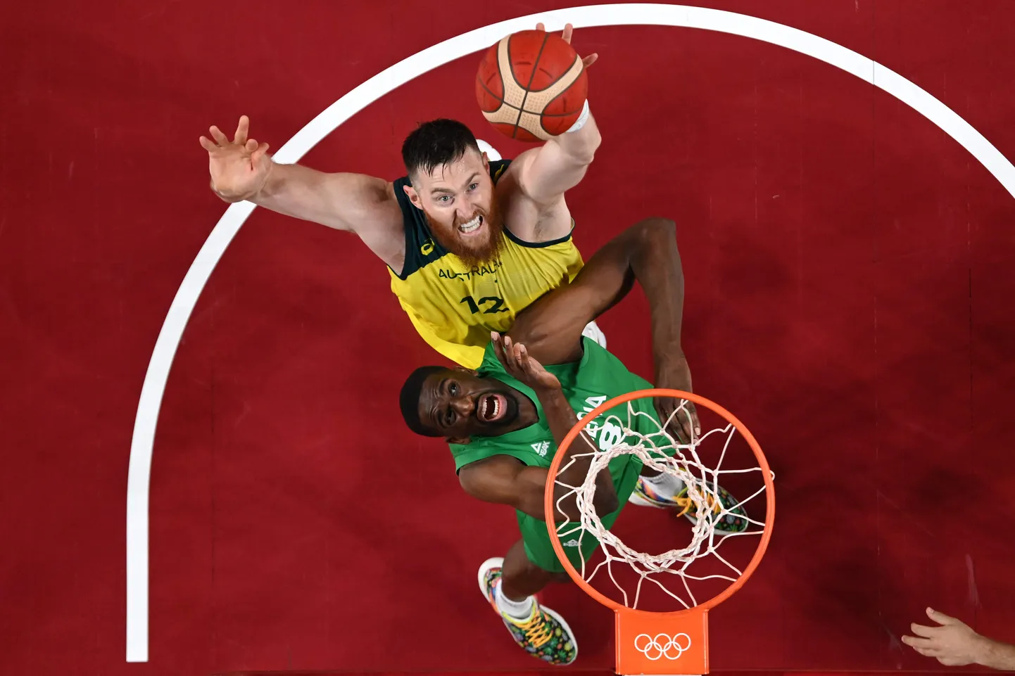 Aron Baynes (kollases).