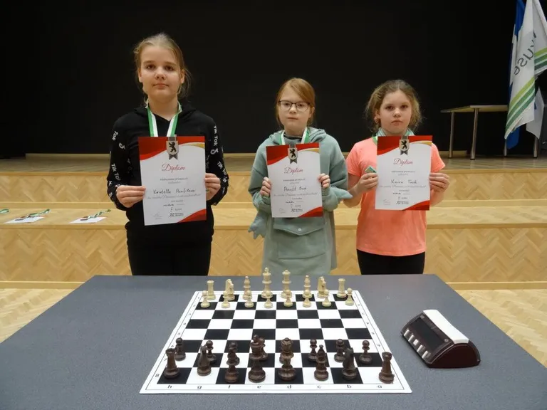 Kuni 18aastaste neidude esikolmik:&nbsp;Kristelle Panfilova (2. koht), Anett Tuisk (1. koht) ja Keira Tuisk (3. koht).