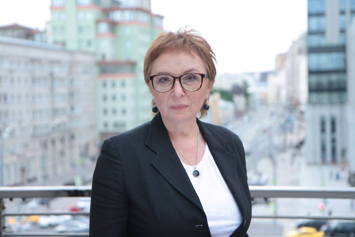Елена Фанайлова на балконе московского бюро Радио Свобода, 2021.