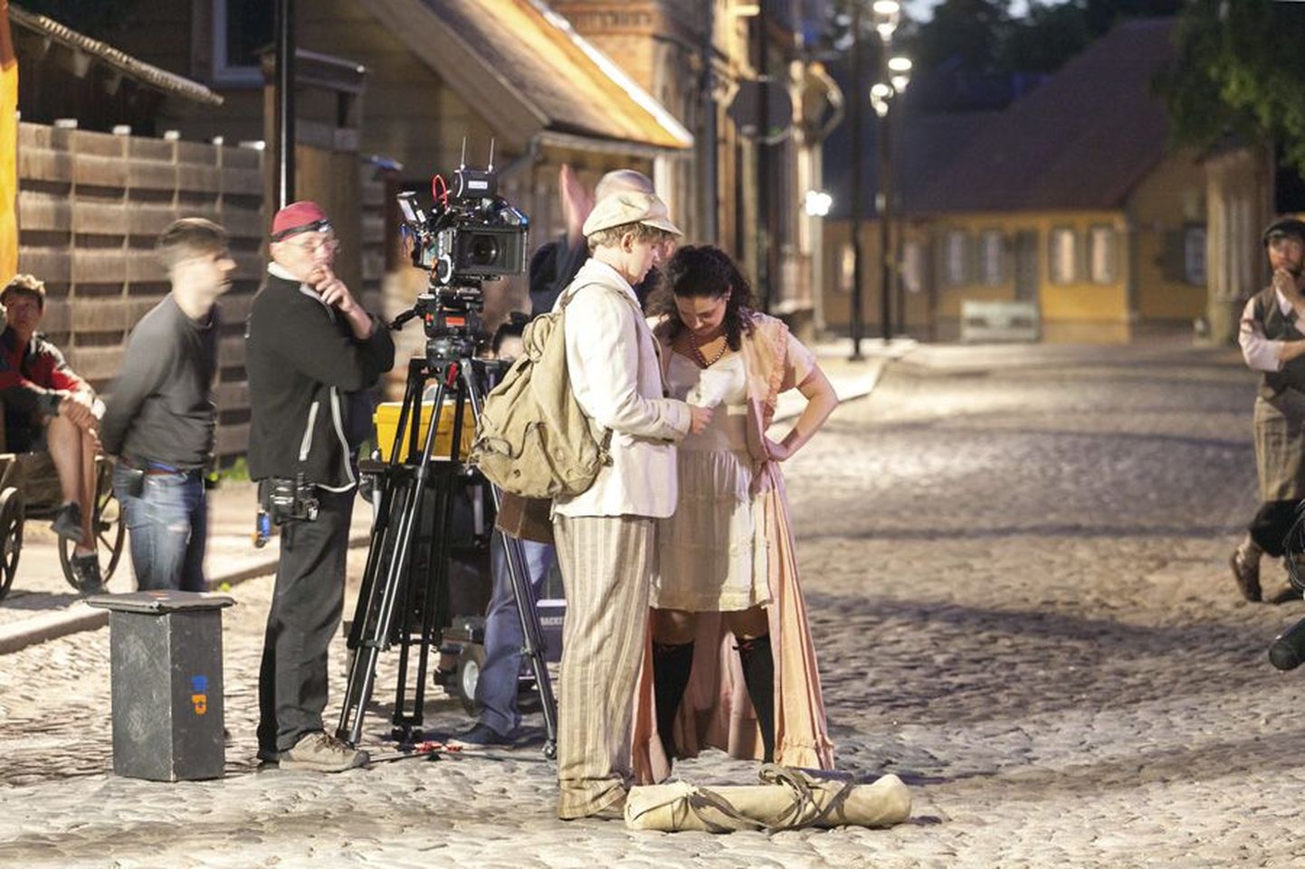 Filmi meeskond askeldas Viljandi vanalinnas pühapäeva hommikul kella kolmeni. Kandvates rollides olid Ott Sepp ja Märt Avandi.