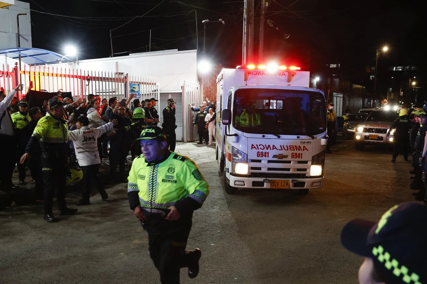 Politsei saatmas kiirabi, millega toimetati kampaaniaüritusel tulistamises rängalt haavata saanud Colombia presidendikandidaat Miguel Uribe haiglasse.