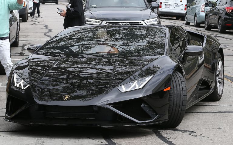 Vanessa Hudgens näitas Hollywodi tänavatel oma Lamborghinit. (6. aprill 2020)