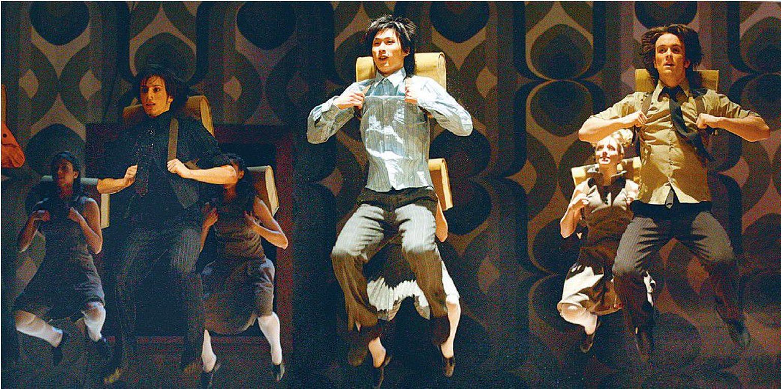 Jaapanlasest balletitantsija Takuya Sumitomo (pildil keskel) tantsis Oskar Lutsu loodud karakteri Arno Tali sama lüüriliseks, avatuks ja imestavalt ilma vaatavaks, kui on tema harjumuspärane prototüüp.