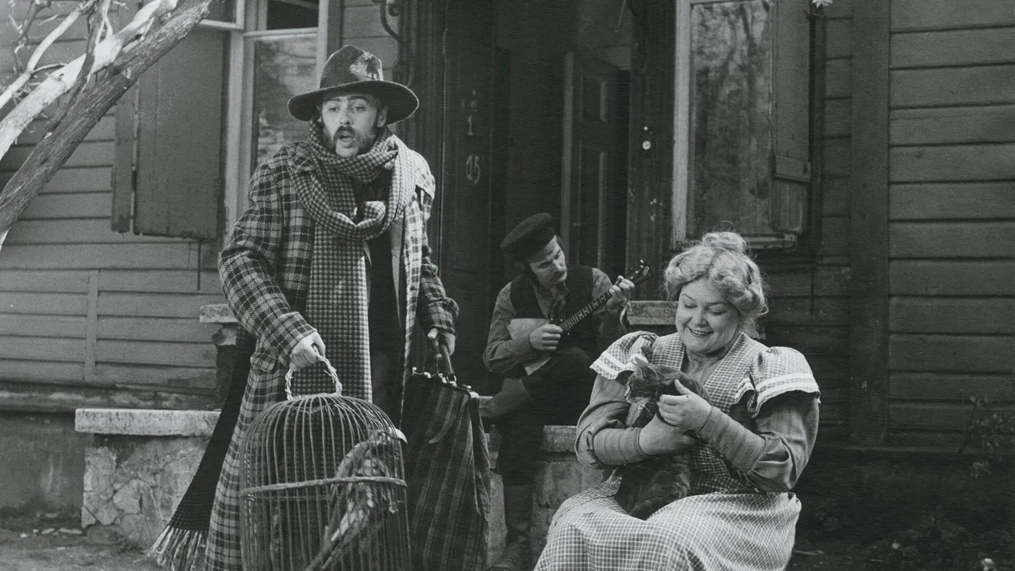 Esimest korda jõudis "Kuulsuse narrid" ekraanile 1982. aastal. Seda teleteatri vormis ning Ago-Endrik Kerge lavastajakäe all. Selles kehastas Saalomon Vesipruuli Jüri Krjukov.