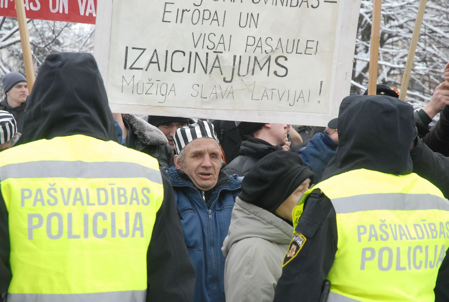 Läti politsei meeleavaldust turvamas.