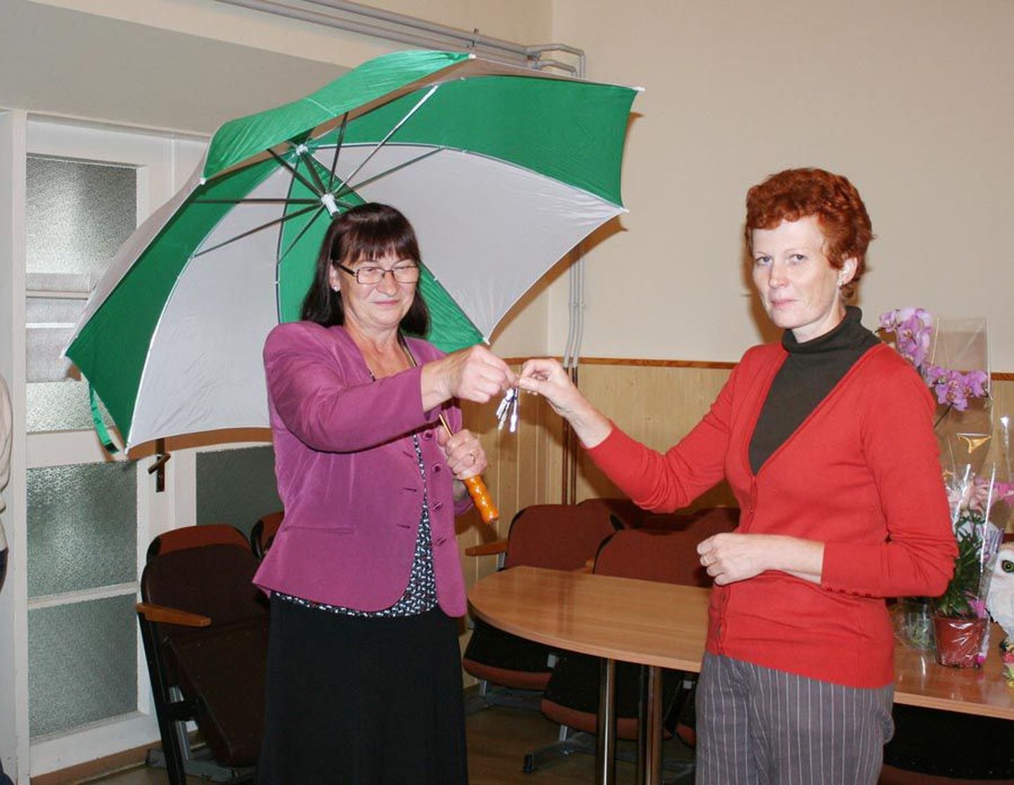 Ljuba Ess (vihmavarjuga) andis esmaspäeval ameti üle noorele kolleegile Piret Jukile.