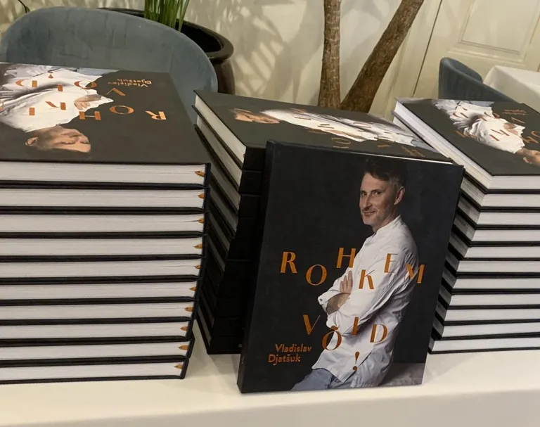 Фото сделано в ресторане Mon Repos на презентации книги.