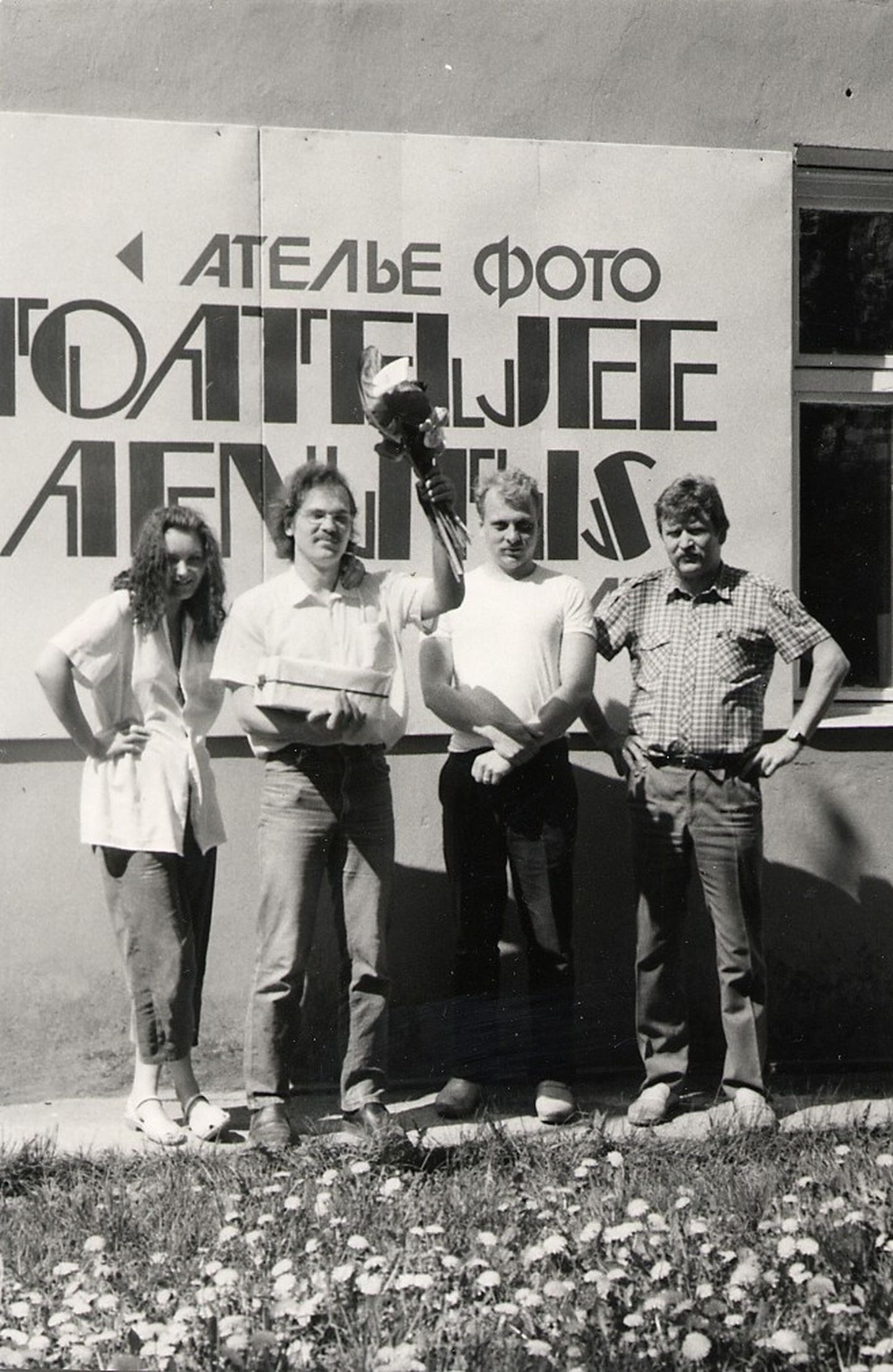 SAARE NOORED: Teeninduskombinaadi noored fotograafid (vasakult) praktikant Aune Altmets, Tõnu Otstavel, Kalvi Mets ja Tõnu Vessik enam kui 30 aastat tagasi.