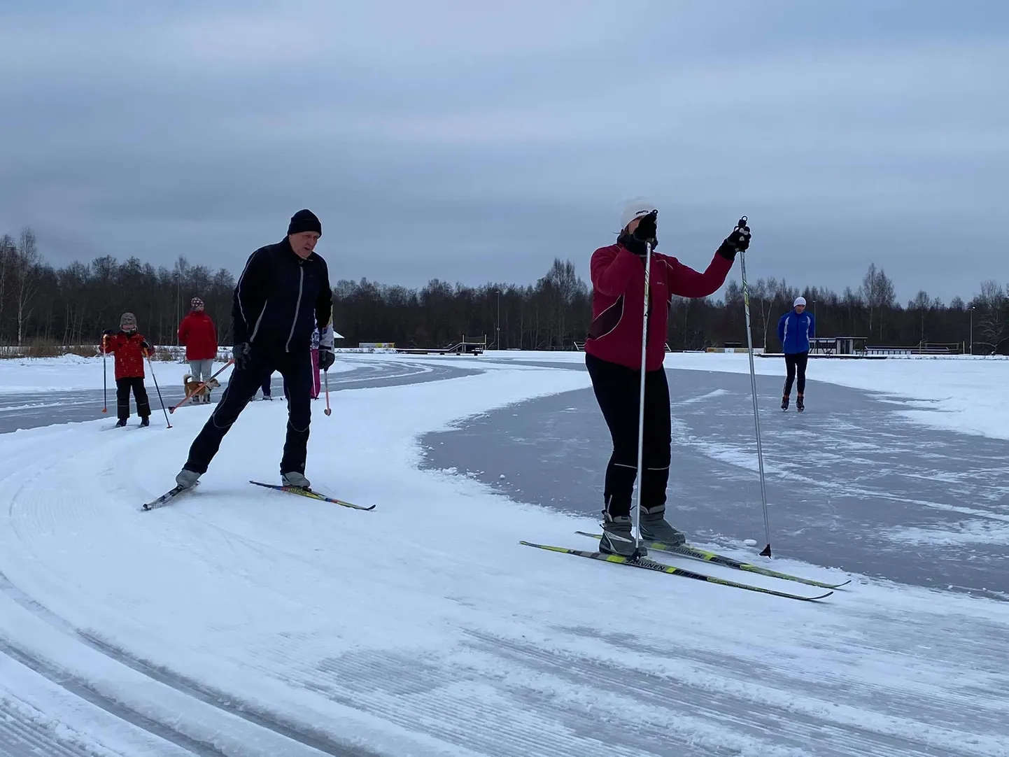 Suusatajad Paide tehisjärvel.
