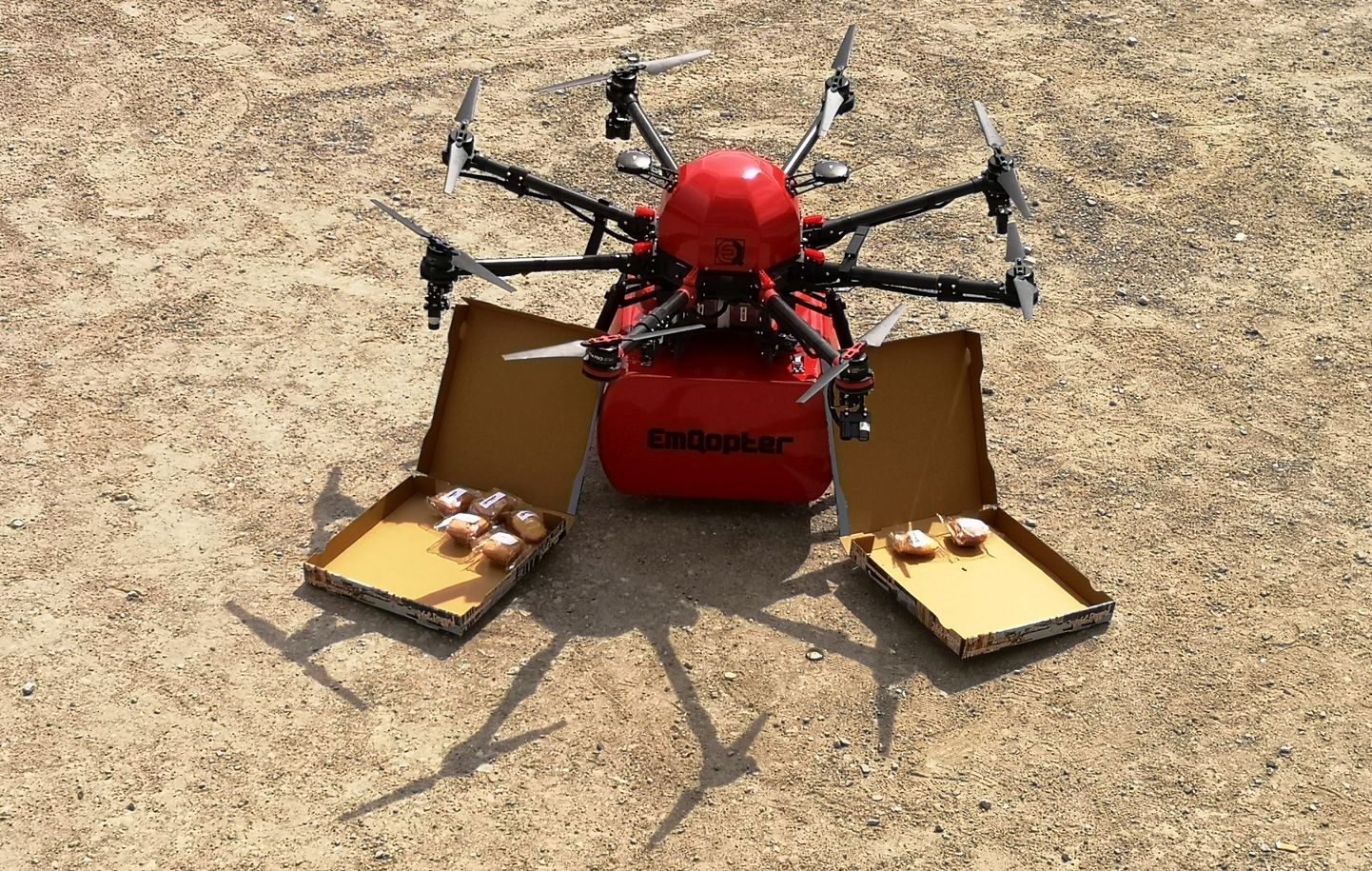 Droonid ja mehitamata sõidukid on üks CEBIT-i põhiteemadest. Loomulikult pidi siis tutvustusüritusele saabuma kullerdroon, mis tõi pirukaid.
