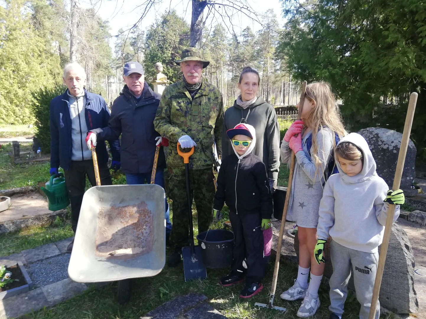 Fotol vasakult Peeter Laum, Kalle Laanet, Tõnu Veldre, Evelin Põder ja Õnnekooli lapsed Anni, Tom, Janno.