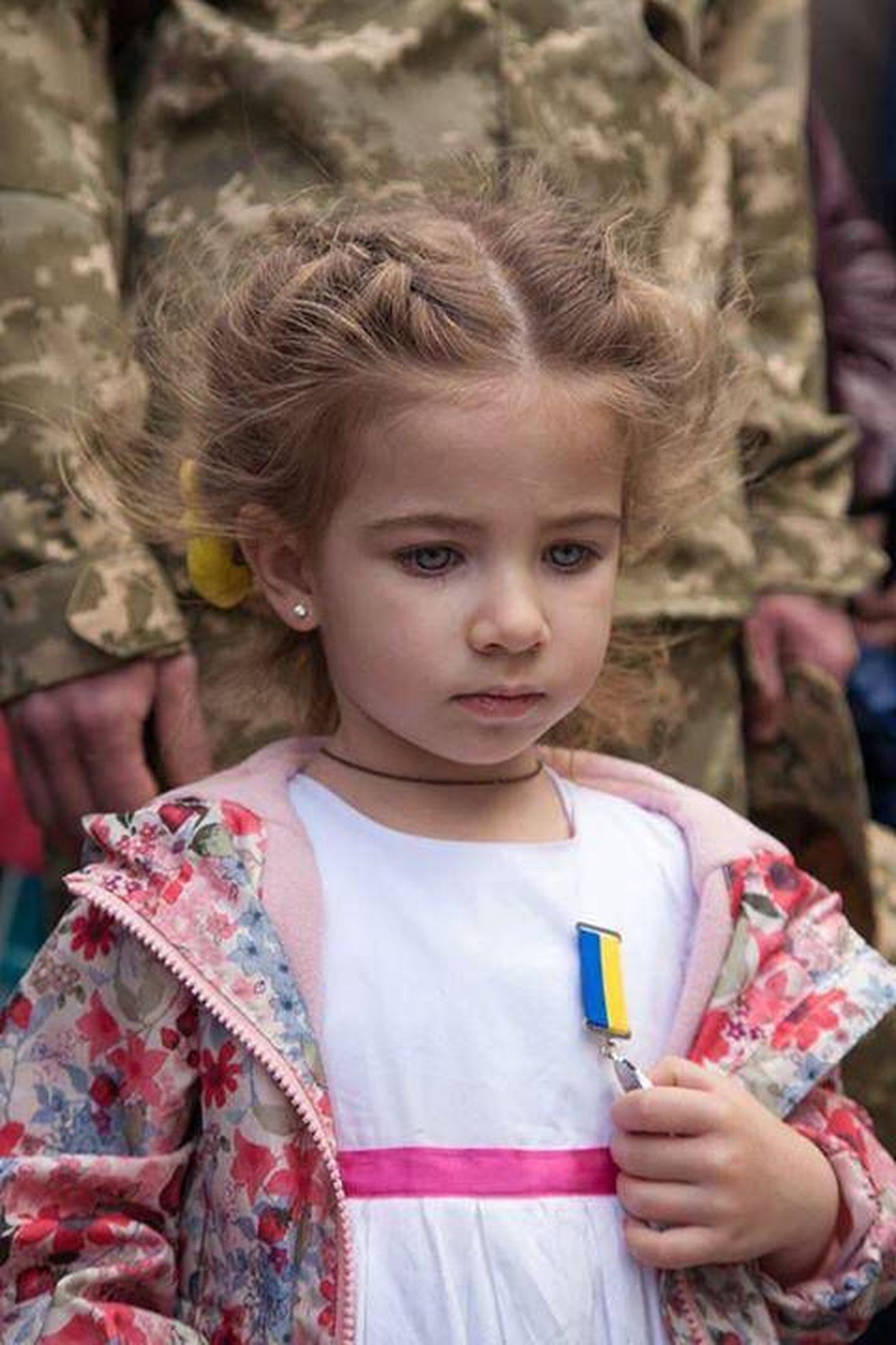 Украинская девочка Настя позирует с медалью отца, погибшего во время боевых действий в Донбассе.