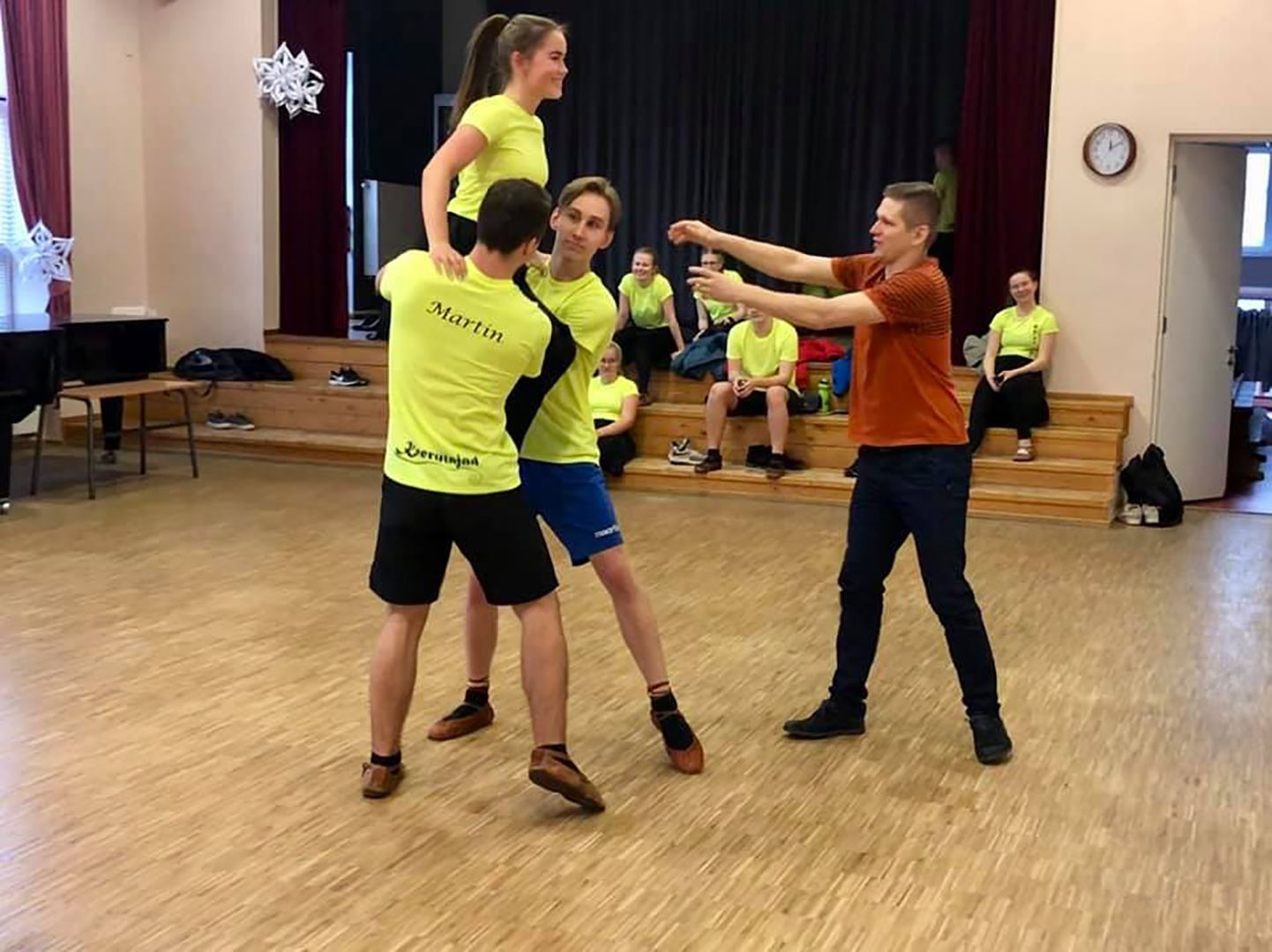 Eelmisel nädalalõpul harjutasid Keerutajate rühma tantsijad Järvamaa laulu- ja tantsupeo esimeses proovis Andre Laine seatud tantsu «Armastuse rohi». Kohal oli õpetussõnu jagamas ka autor.