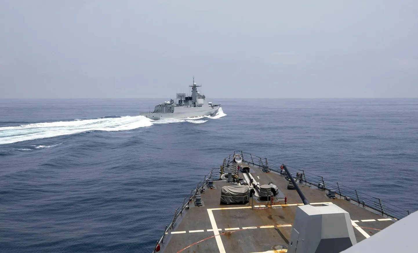 Hiina sõjalaev PRC LY 132 (eespool) keeras Taiwani väinas ette USA hävitajale USS Chung-Hoon.