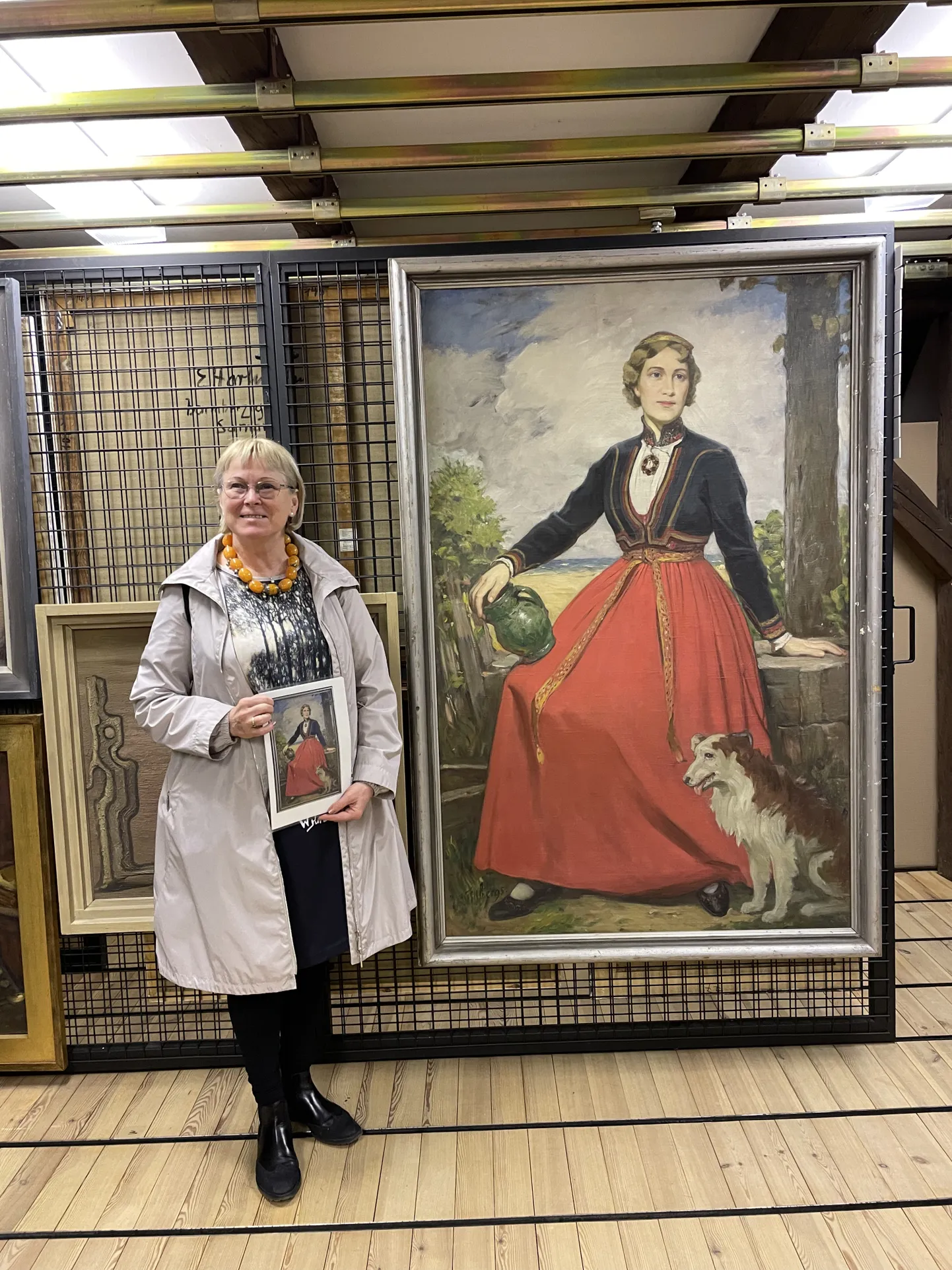 Purvīša muzeja vadītāja Žaneta Jaunzeme-Grende pie jaunatrastās Roberta Tilberga gleznas.