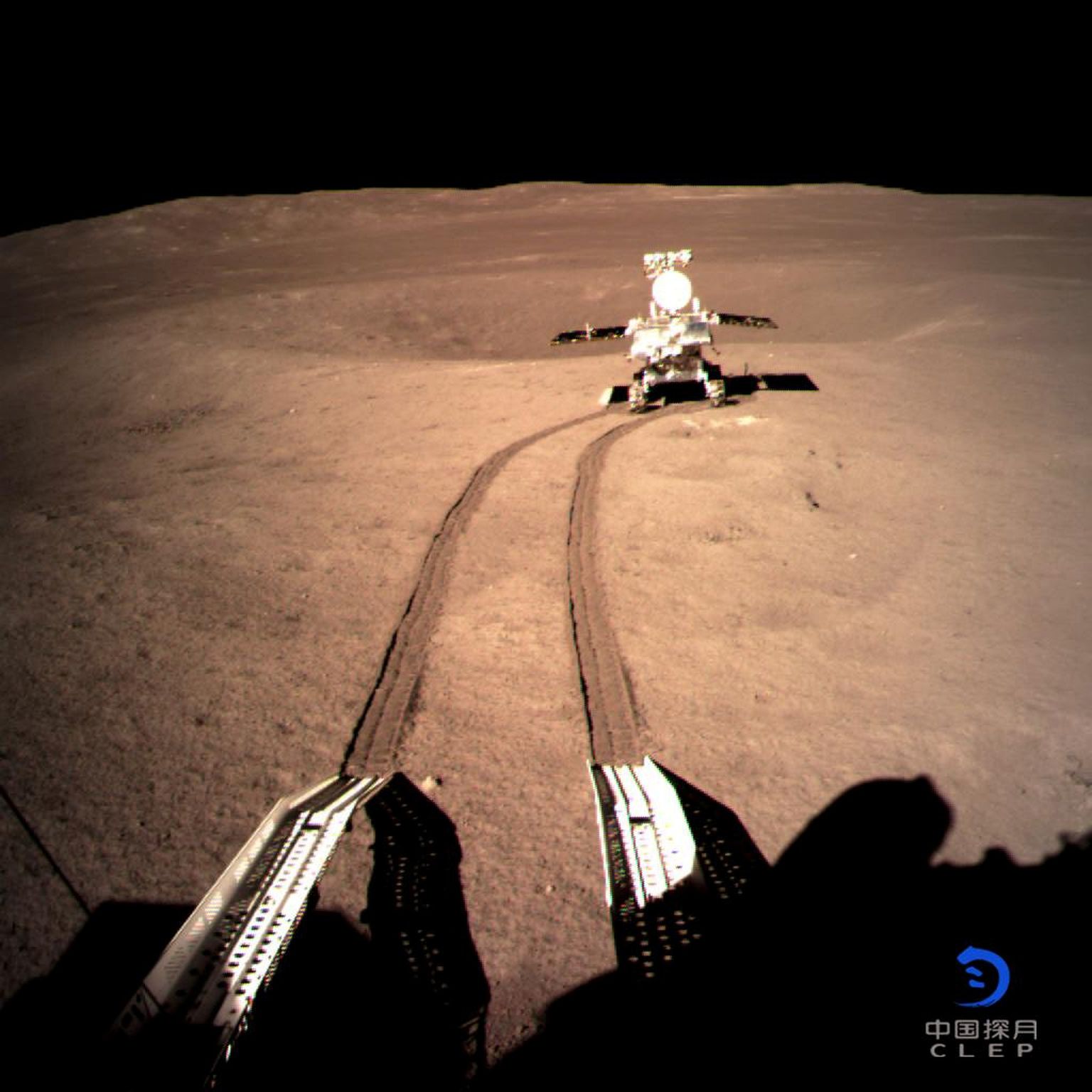 Hiina kulgur Yutu-2 ehk Nefriitjänes-2 liikumas 3. jaanuaril 2019 maandurist Chang’e 4 Kuu pinnale