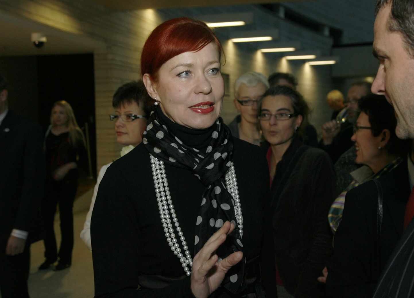 Kunstiakadeemia rektor Signe Kivi, tema taga vasakul kultuuriminister Laine Jänes.