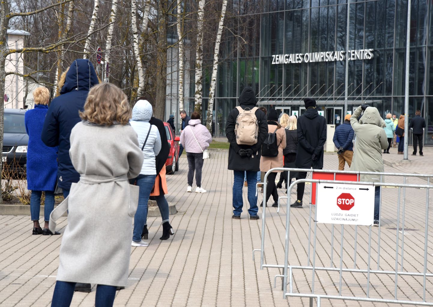 Cilvēku rinda pie masu vakcinācijas punkta Zemgales Olimpiskajā centrā, kur 16.aprīlī vakcīnu pret Covid-19 bija iespējams saņemt ikvienam iedzīvotājam.