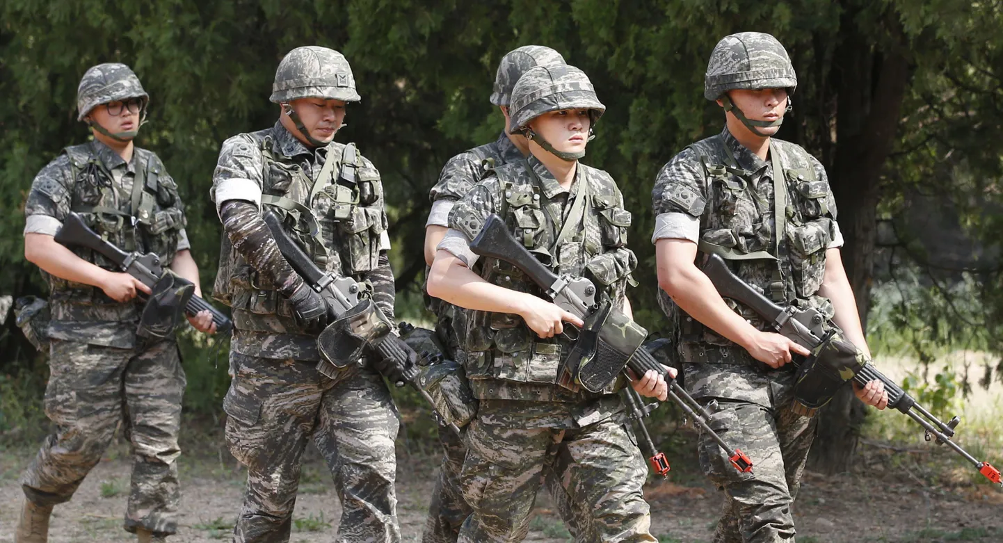 Lõuna-Koreas peavad aega teenima enamik 18-35 aastaseid mehi. Seni on aga erandeid tehtud teaduse ja insenerialadega seotud üliõpilastele ja teadlastele ning igal aastal puudutab see umbes 2500 inimest.