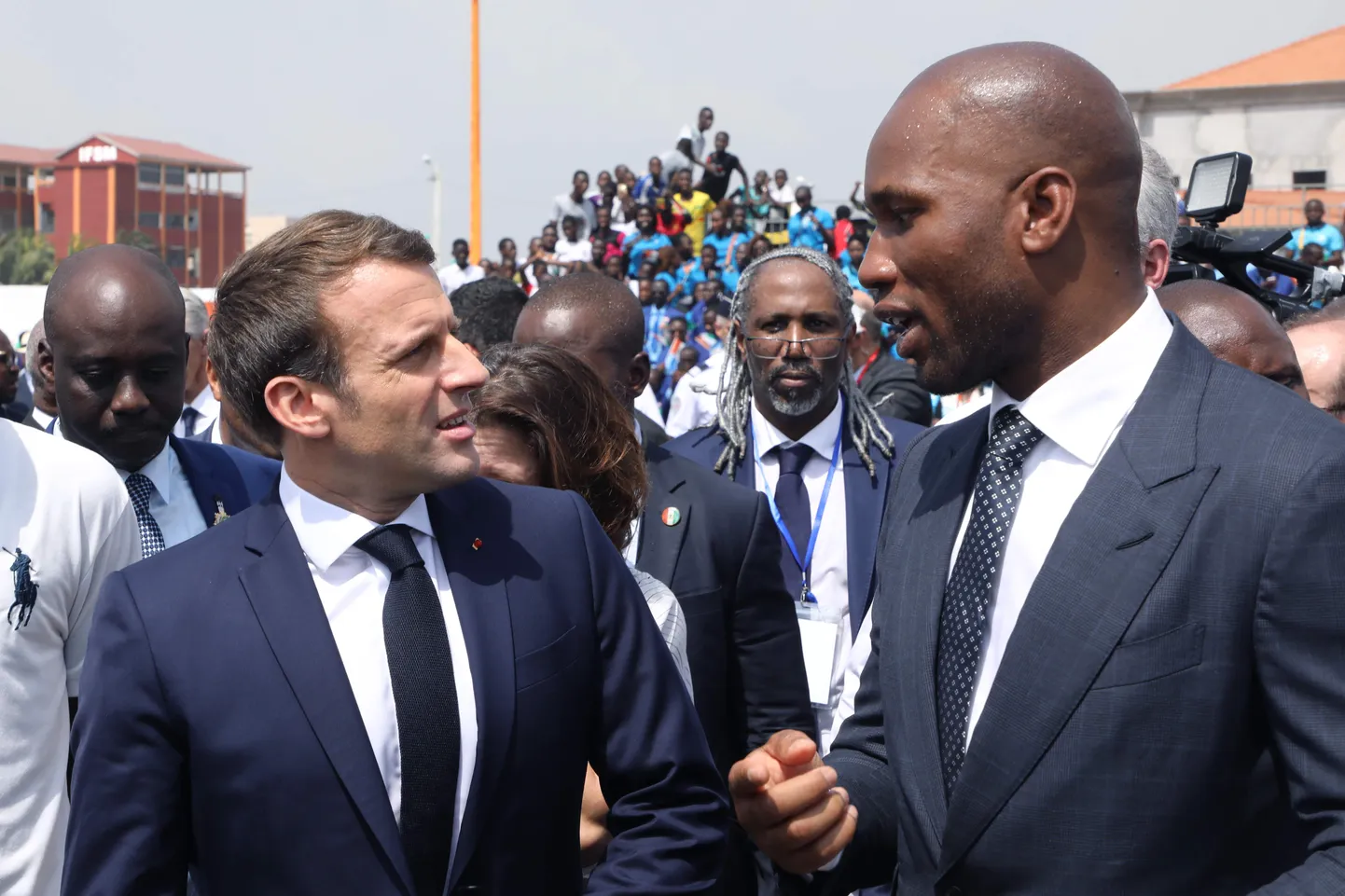 Prantsuse president Emmanuel Macron räägib Elevandiluuranniku endise tippjalgpalluri Didier Drogbaga detsembris Abidjanis, kus nad osalesid laste jalgpallimatšil, millega avati Koumassi eeslinnas spordikompleks.