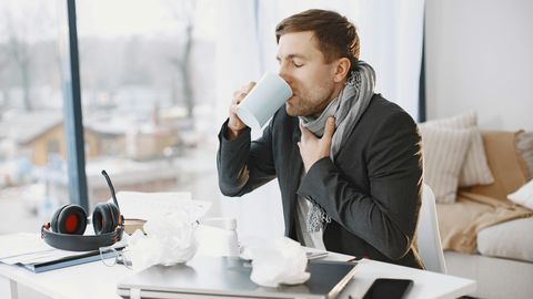 LUGEJA KÜSIB ⟩ Kas haiguslehe ajal võib töötamist jätkata?