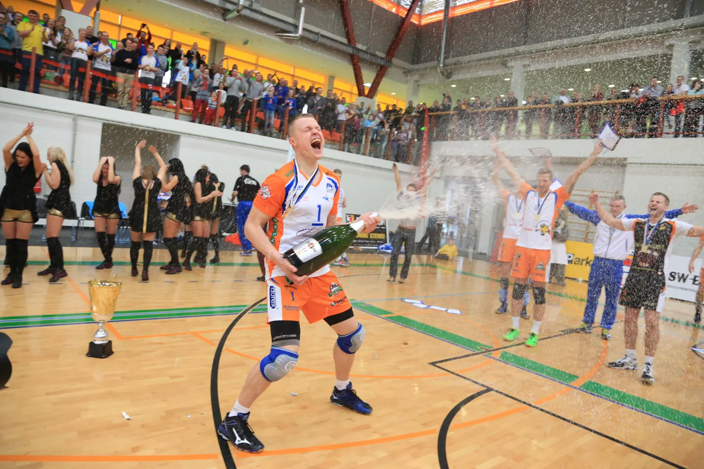 Pärnu võrkpalliklubi meeskond alistas koduses spordihallis Tartu Bigbanki ja võitis ühtlasi Eesti meistritiitli.