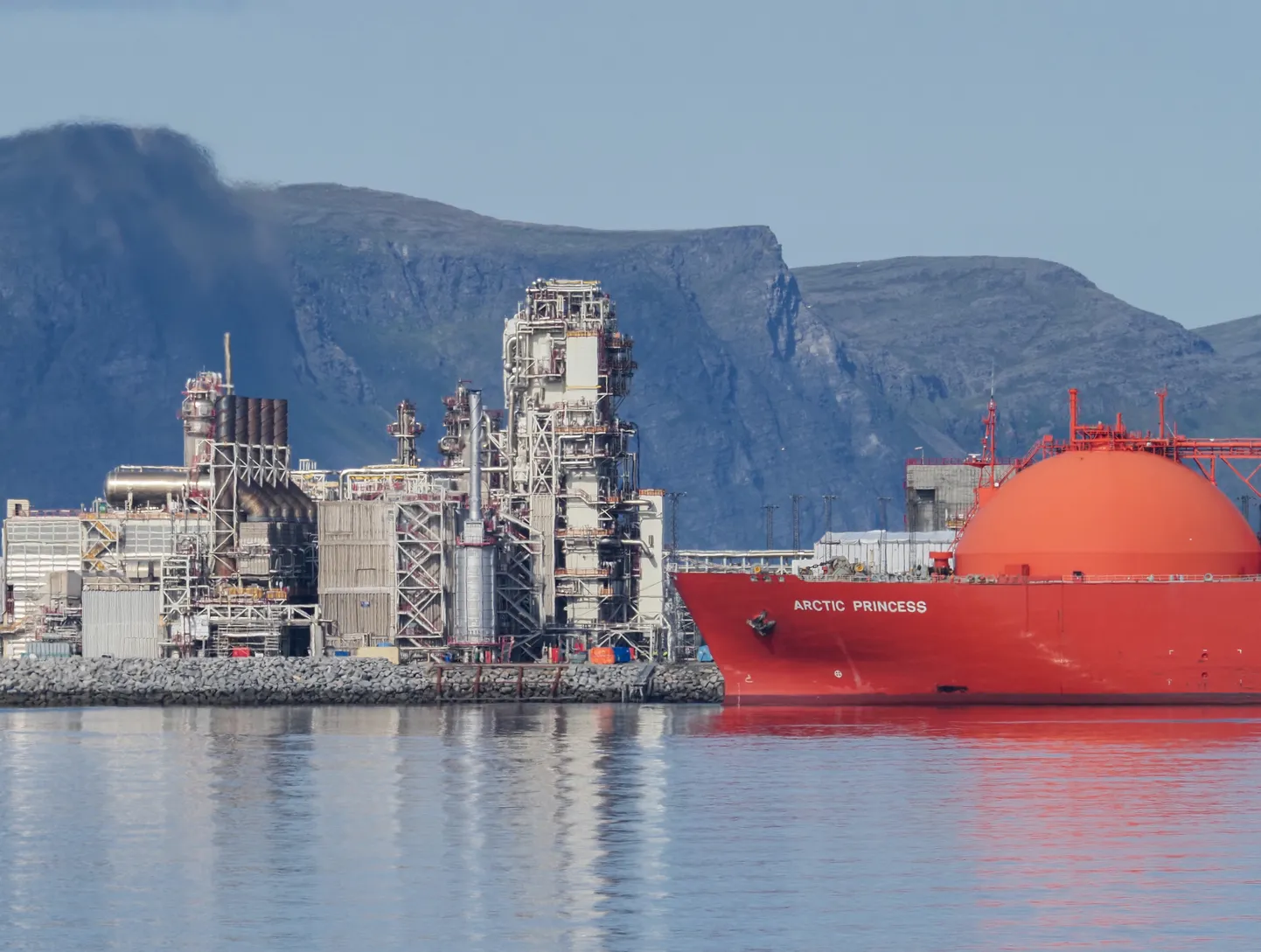 LNG-tanker «Arctic Princess» on sildunud Hammerfesti sadama lähedal terminalis. LNG-tehas on üks Norra suurimaid ning moderniseeriti 2022. aastal.
