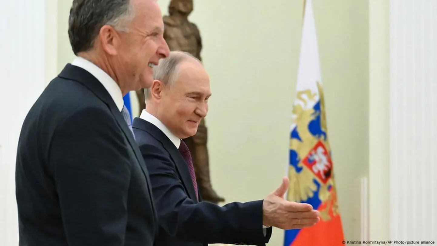 Спецпосланник Трампа Стив Уиткофф и президент РФ Владимир Путин в Москве, 25 апреля 2025 года