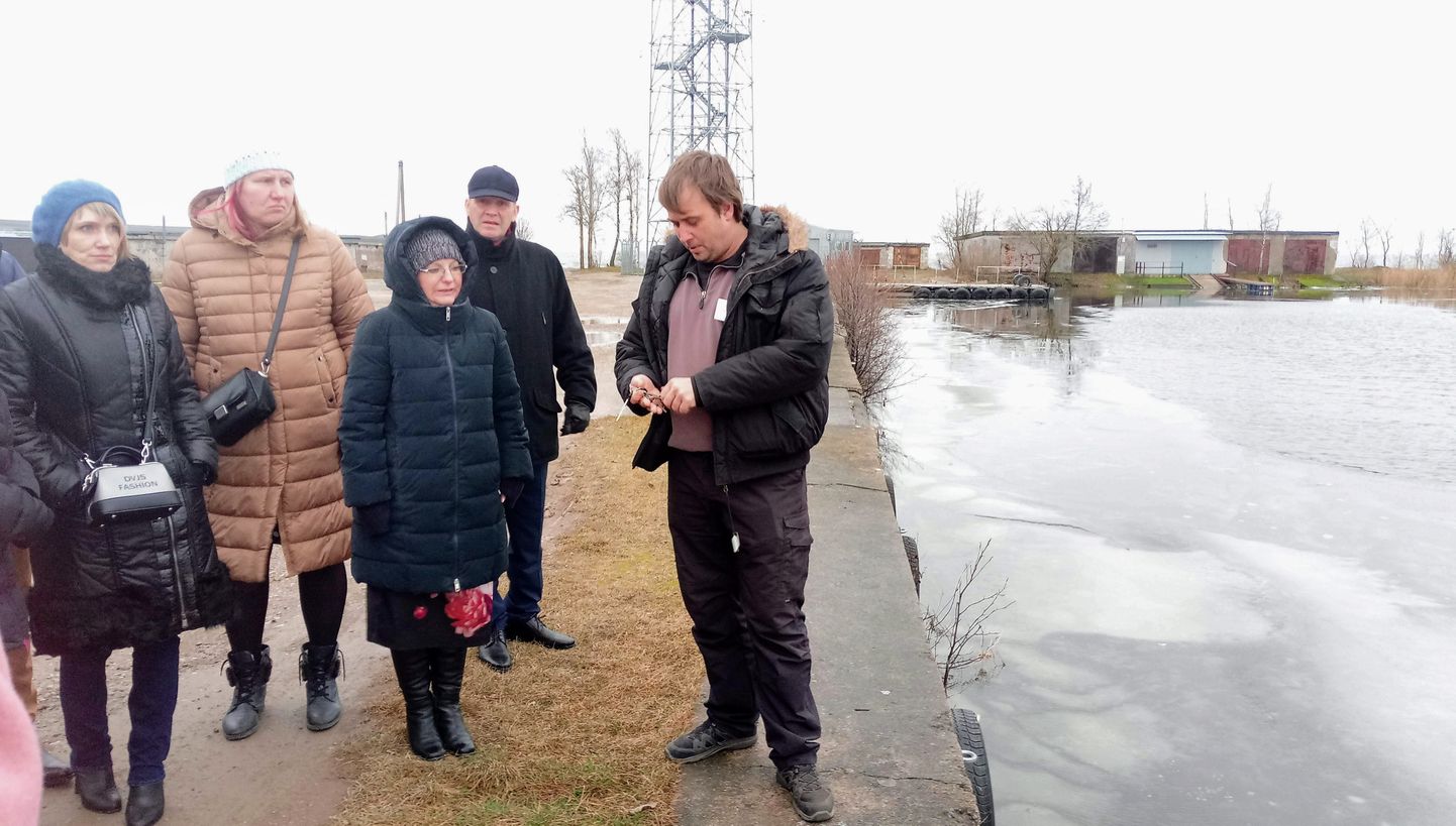 Преподаватель КЮМа Александр Нестеренко показывает участникам проекта порт Кулгу.