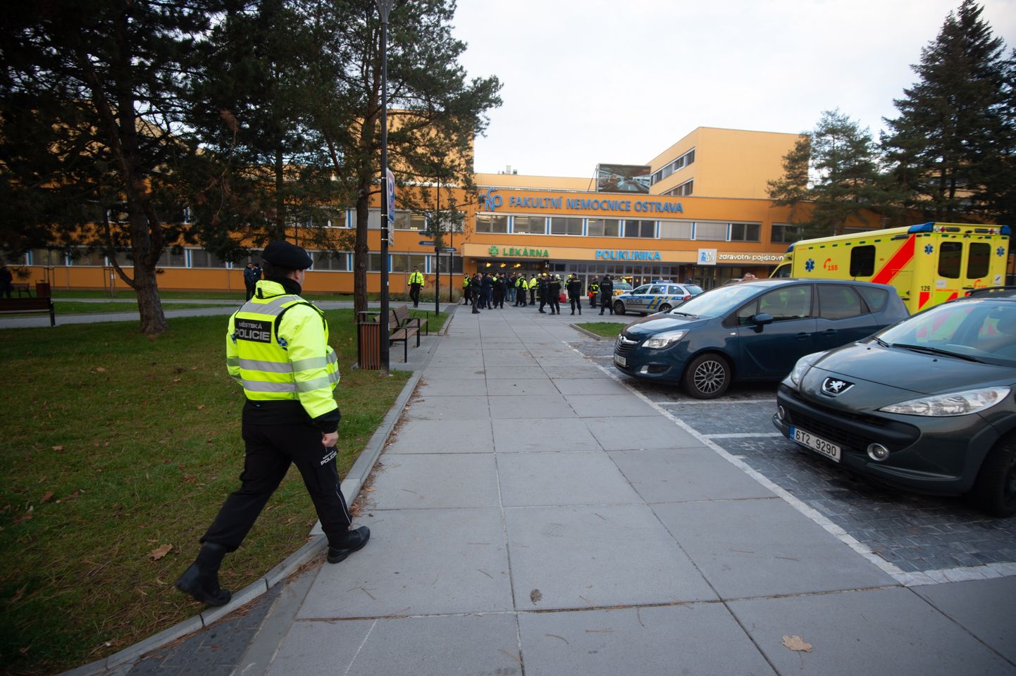 Politseinikud Tšehhi idaosas Ostrava linnas haigla juures, kus relvastatud isik lasi teisipäeva hommikul maha neli inimest.