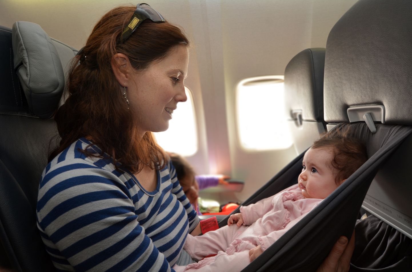 Мать с ребенком в самолете. Иллюстративное фото