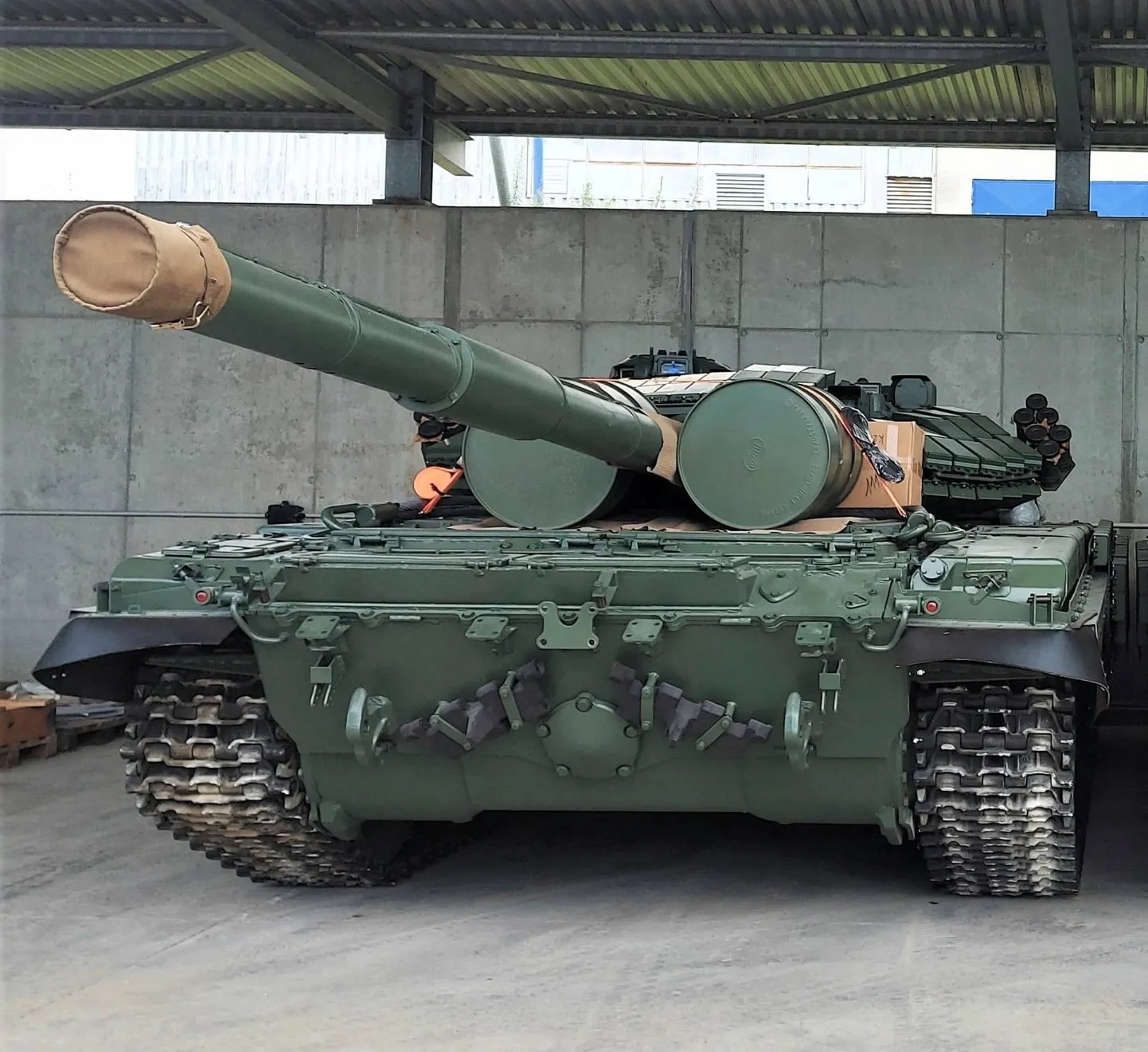 Tšehhide kogutud raha eest Ukraina jaoks ostetud tank T-72. Foto on illustratiivne.