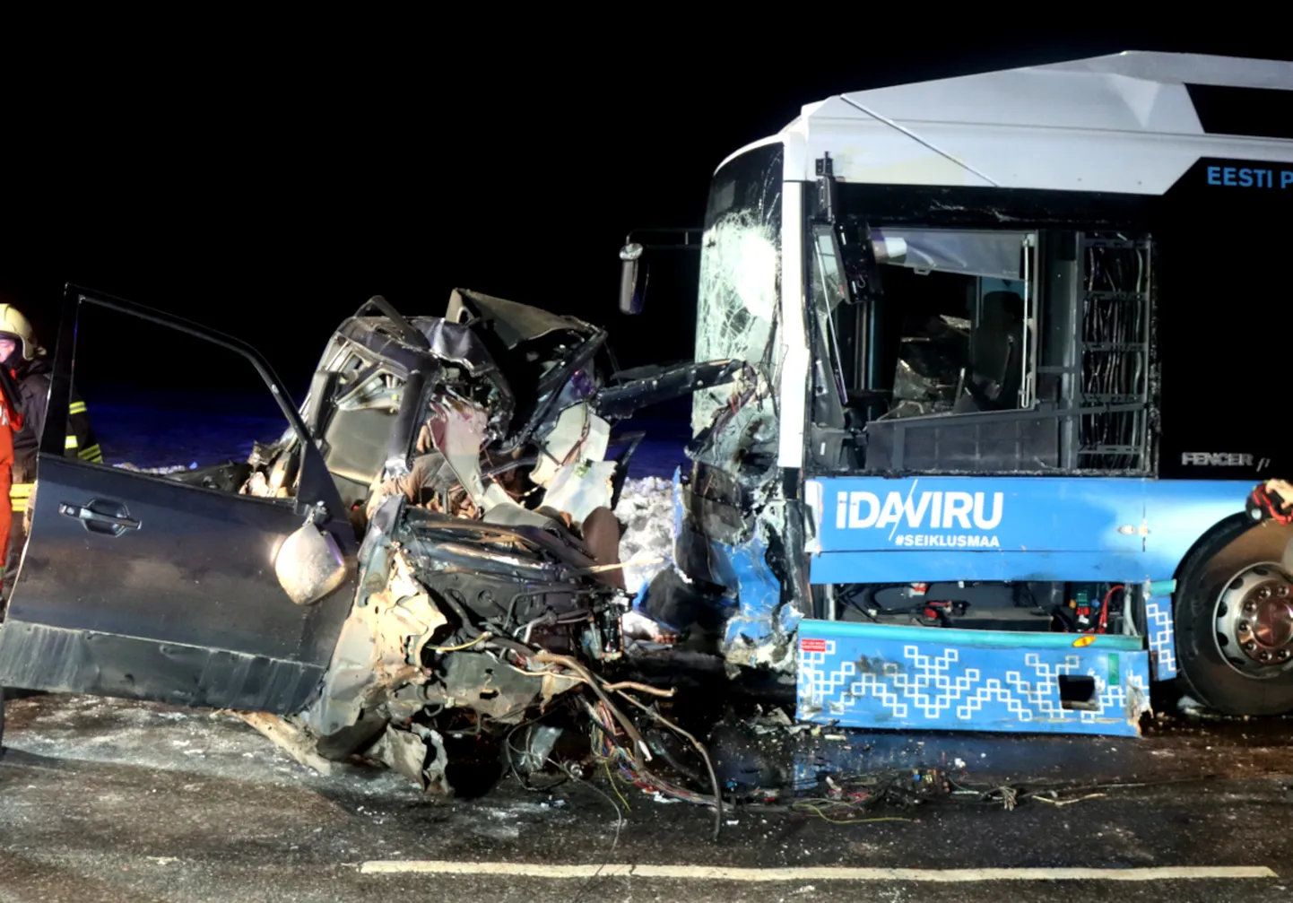 Kahe sõiduauto ja bussi osalusel toimunud avariis Ida-Virumaal hukkus neljapäeval kolm inimest.