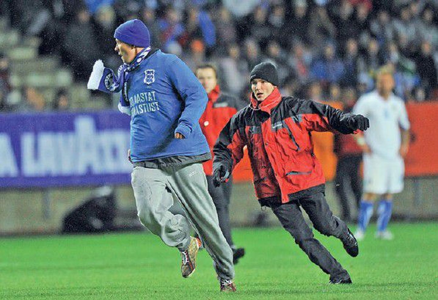 Во время футбольного матча сборных Эстонии и Италии 3 сентября на поле выбежал эстонский болельщик.