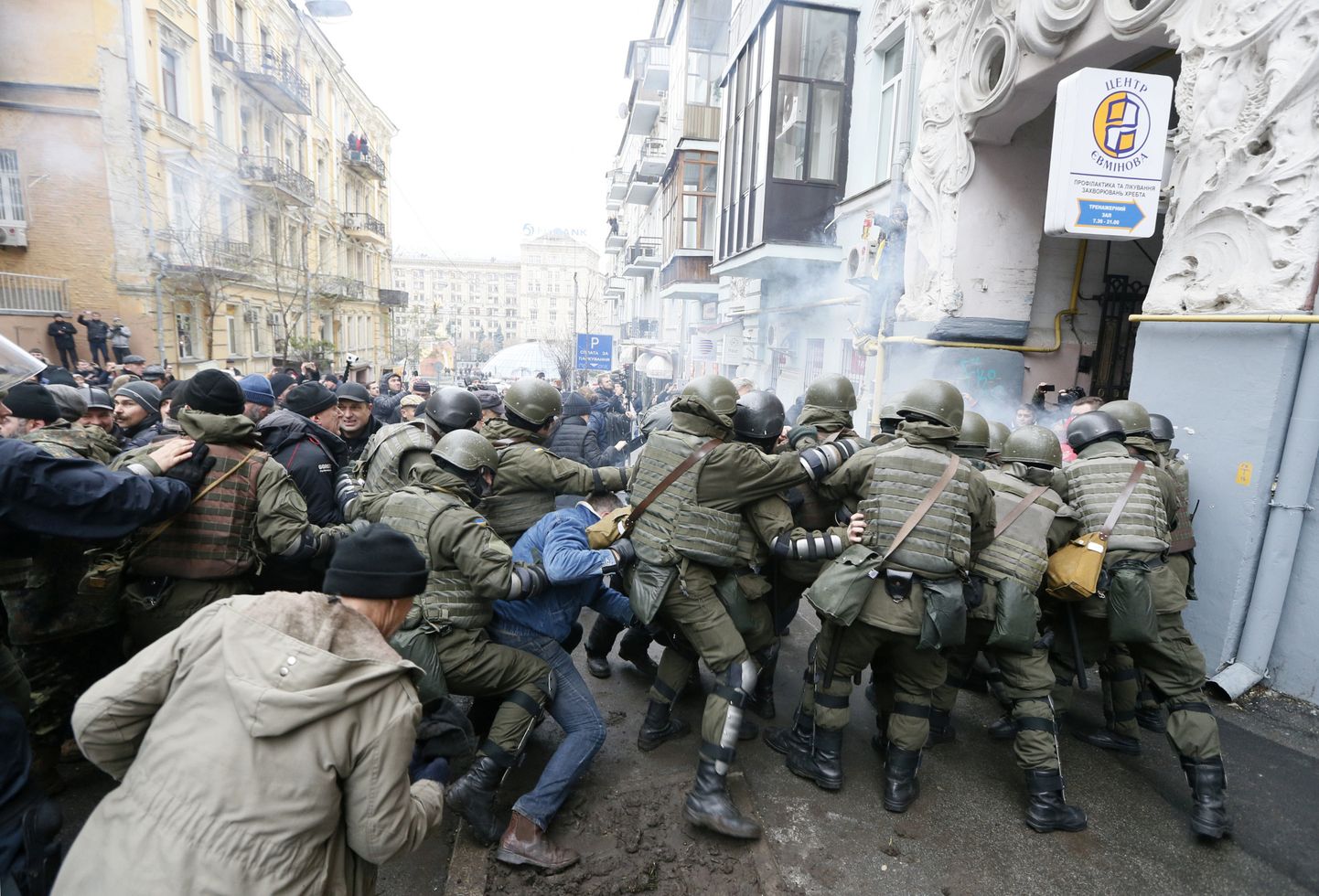 Julgeolekujõudude ja Mihheil Saakašvili toetajate kokkupõrked eile Kiievis.