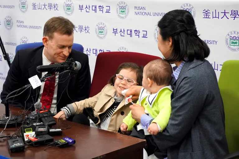 Robert Kelly, ta naine Kim Jung-a ja nende lapsed