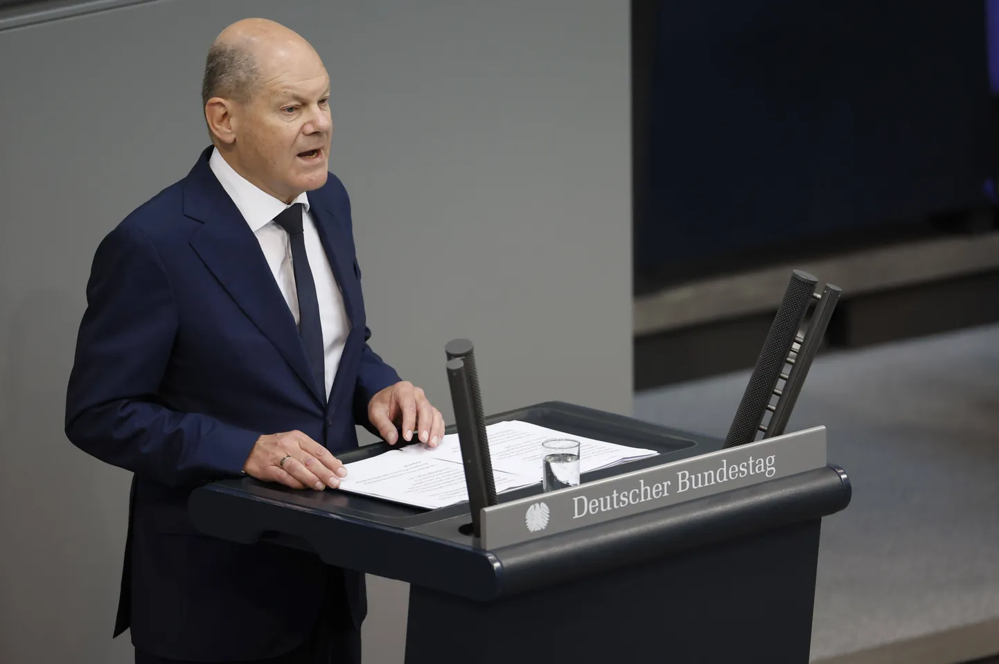 Saksamaa liidukantsler Olaf Scholz kõneleb parlamendile