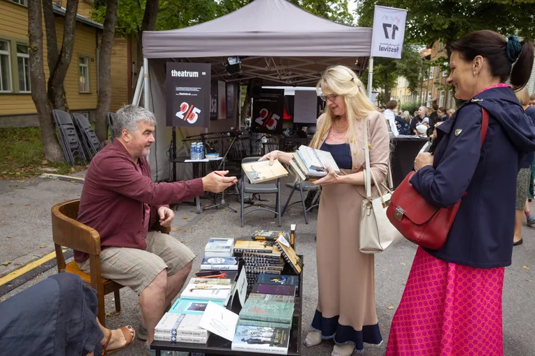 Juhan Viidingu mälestuspingi avamine ja Kadrioru Kirjandustänava festival. Mart Kivastik lugejatega.