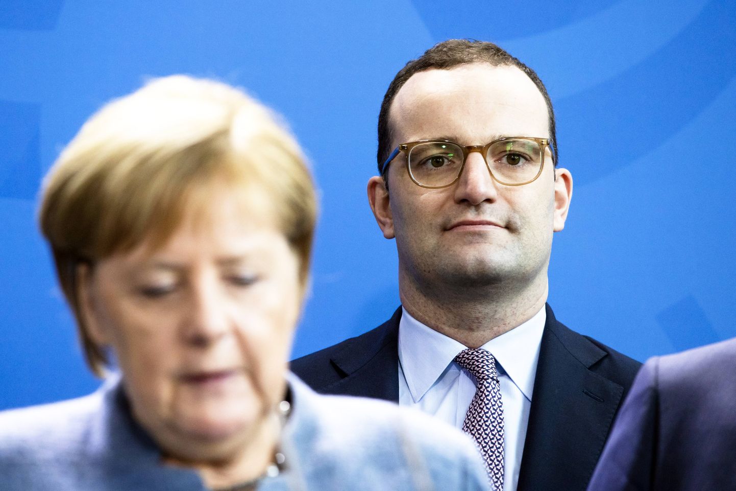 Liidukantsler Angela Merkel (vasakul) ja terviseminister Jens Spahn. CDU juhikandidaatide hulka kuuluv Spahn ei soovi ÜRO ränderaamistikule heakskiitu anda.