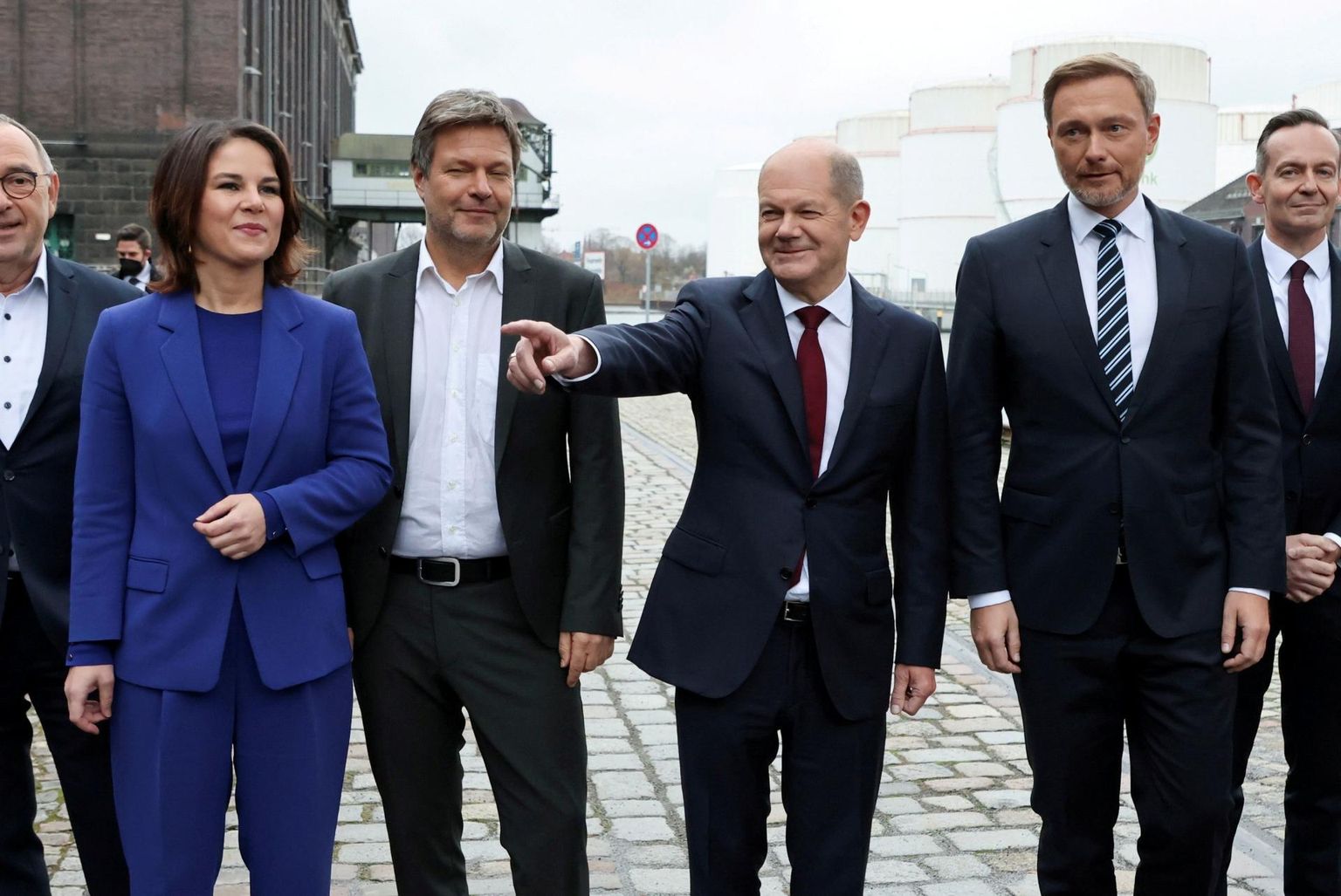 Roheliste kaasjuhid Annalena Baerbock (vasakult) ja Robert Habeck, SPD kantslerikandidaat Olaf Scholz ning FDP juht Christian Lindner poseerivad koalitsioonikõneluste lõpetamise järel Berliinis. 
