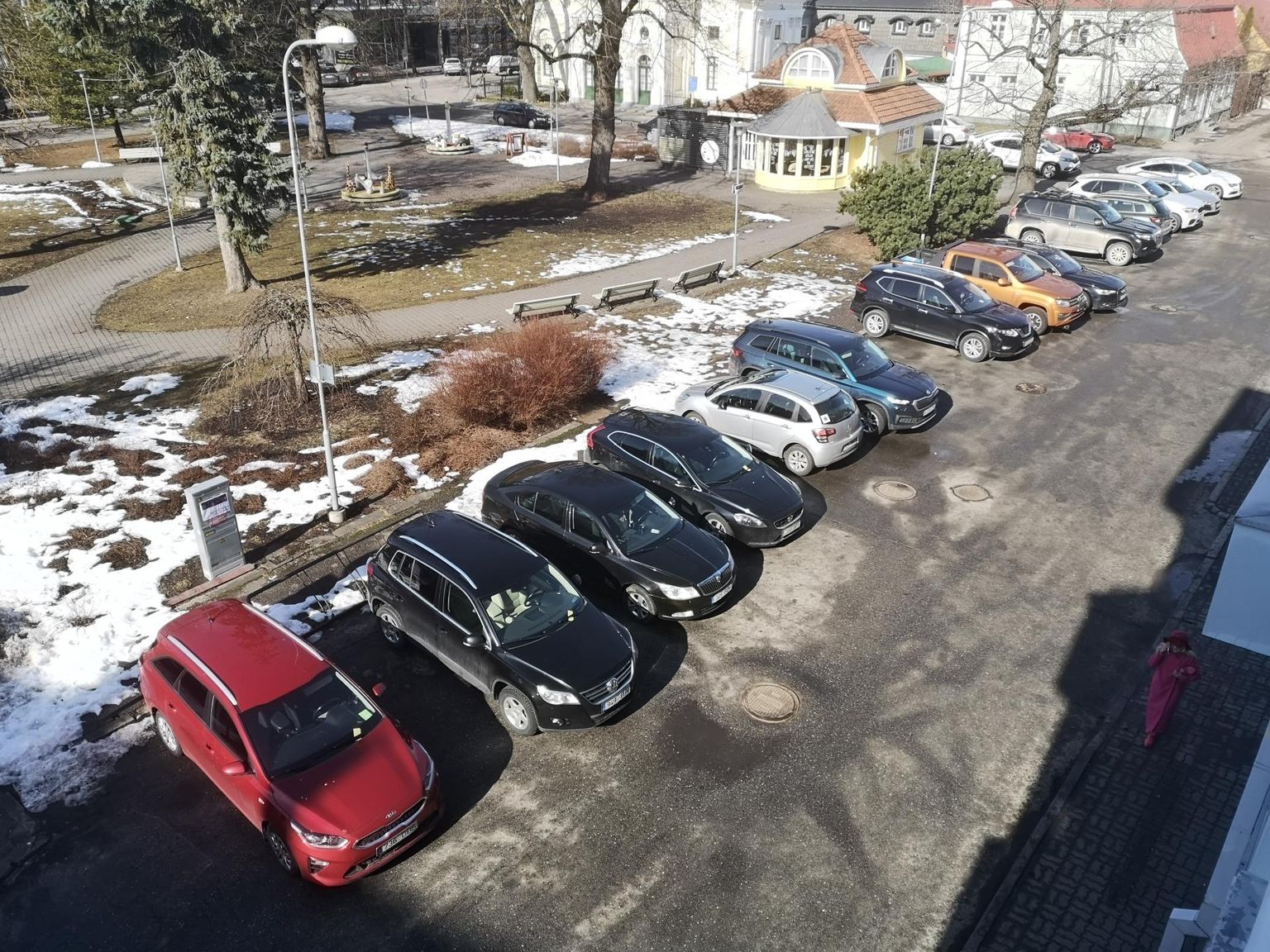 Autojuhte, kes parkisid autot nii, nagu seda selles kogu aeg tehtud on, ootas eile kojamehe vahel rikkumise teavitus. Täna on vanaviisi parkimine jälle lubatud.