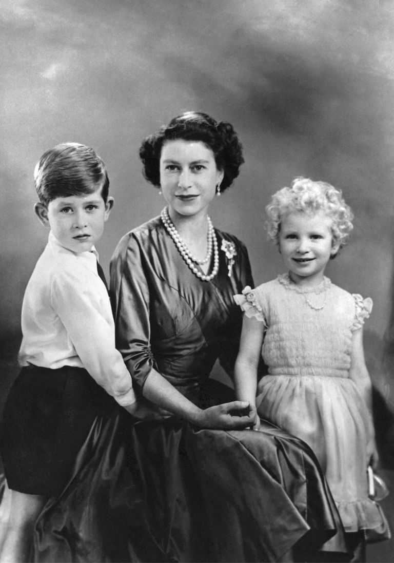 Kuninganna Elizabeth koos prints Charlesiga ja printsess Anne'iga 1950. aastatel. 