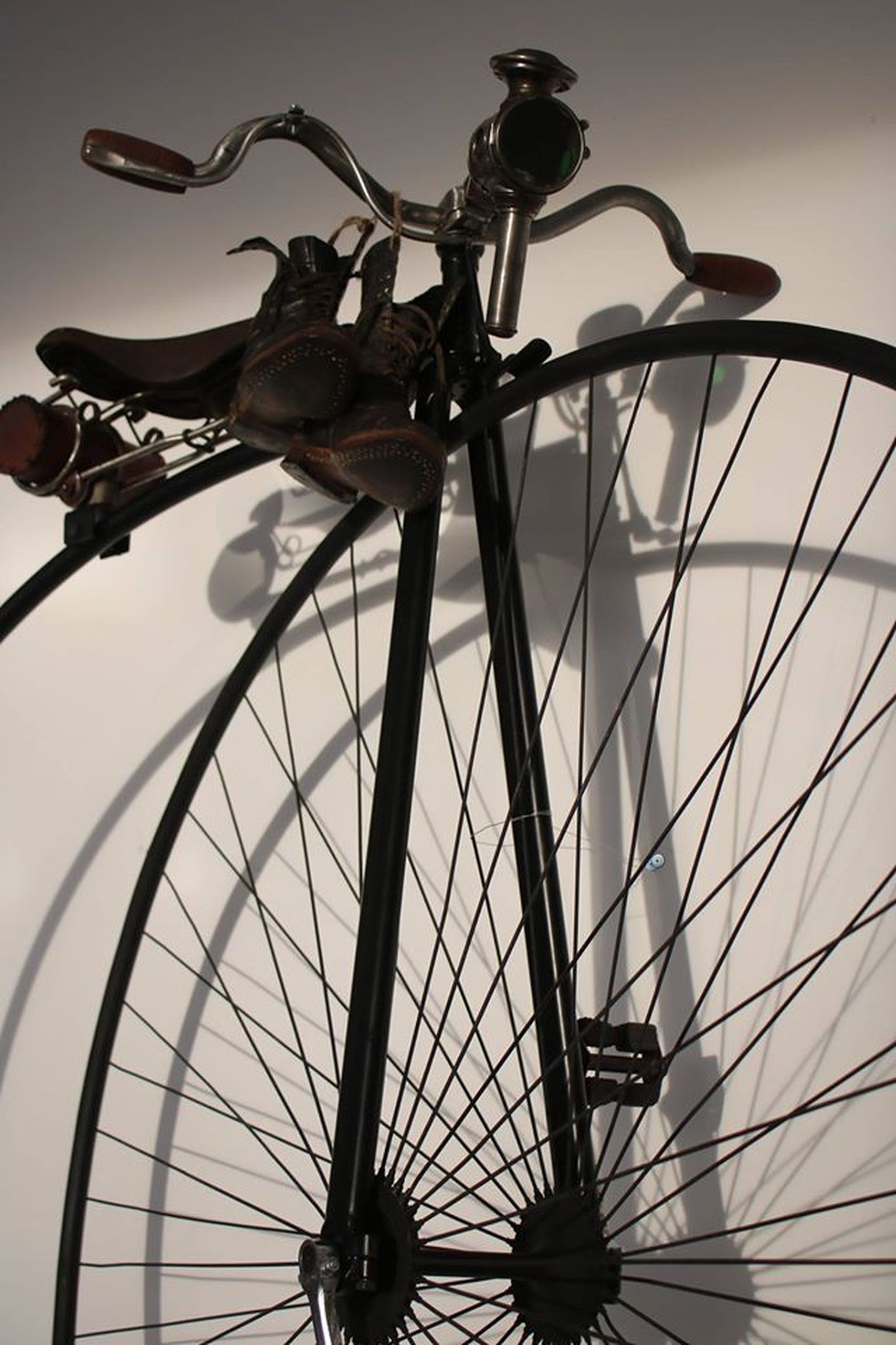 Rattapäeval Pärnu uue kunsti muuseumis jagab Toomas Piht oma kogemusi haruldase kogu loomisest ja teadmisi endisaegsete jalgrataste taastamisest.