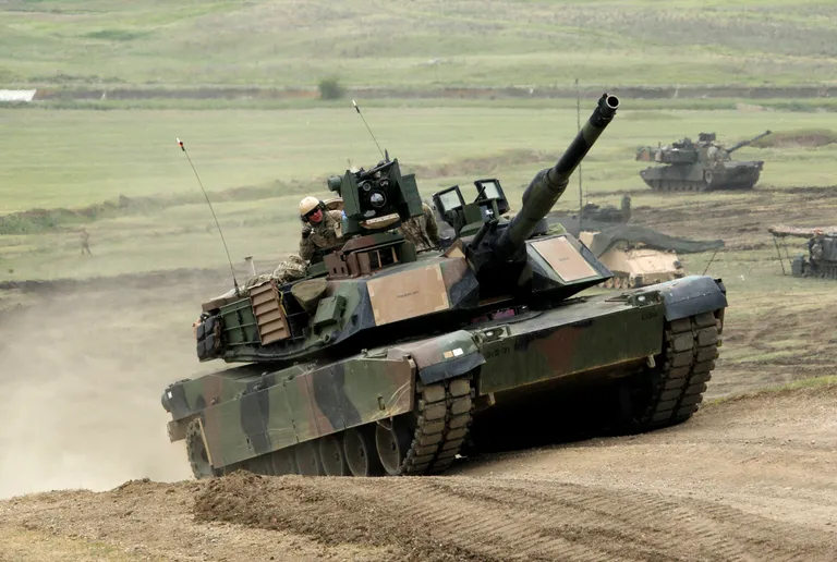Американский танк M1A2 «Абрамс» выдвигается на огневые позиции во время совместных военных учений «Благородный партнер 2016» под руководством США недалеко от Вазиани, Грузия-